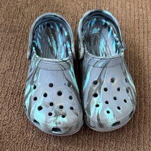 CROCS Kids' Teal and Black Marble Pattern Clogs